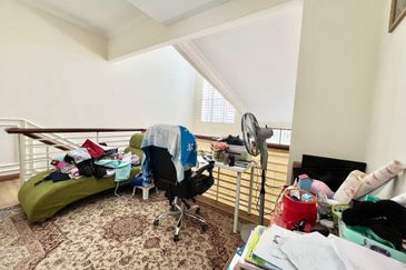 Bandar Enstek (Timur)