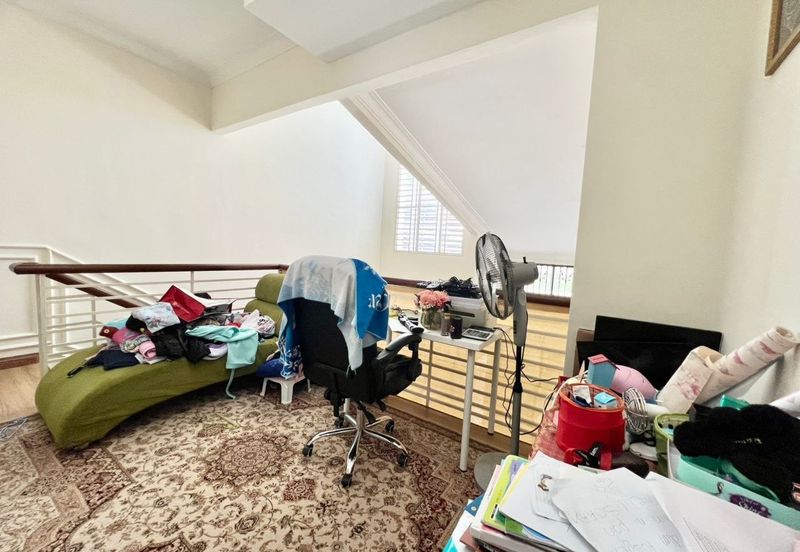 Bandar Enstek (Timur)