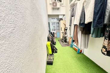 Bandar Enstek (Timur)