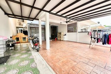 Bandar Enstek (Timur)