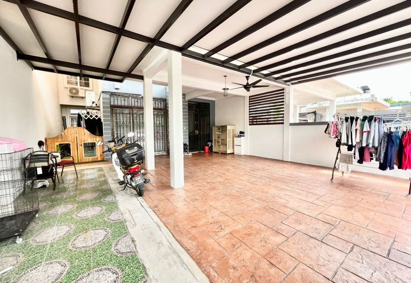 Bandar Enstek (Timur)