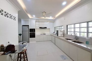 DOUBLE STOREY TERRACE JALAN CAREY PETALING JAYA FOR SALE