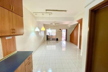 DEKAT MRT❗️Double Storey Taman Pinggiran Putra Seri Kembangan FOR SALE