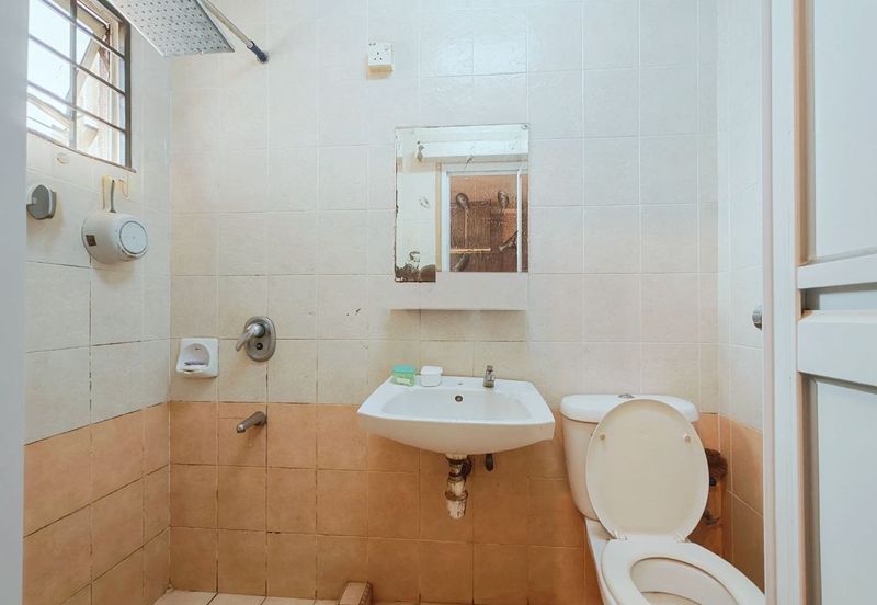 Taman Bukit Subang Seksyen U16 Shah Alam, 22 x 80 Extended Dapur 5 Min ke Elmina Lakeside Mall | Double Storey Terrace FOR SALE! - RM660k Negotiable