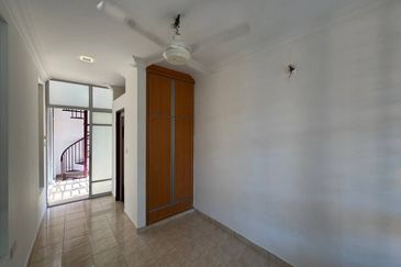 Jalan Makyong Bandar Bukit Raja Klang, Endlot 30' x 65' Fully Renovated | Single Storey Terrace ENDLOT For Sale! - RM550k Negotiable