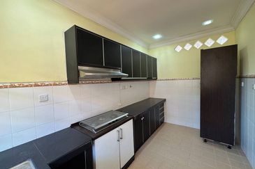 Jalan Makyong Bandar Bukit Raja Klang, Endlot 30' x 65' Fully Renovated | Single Storey Terrace ENDLOT For Sale! - RM550k Negotiable