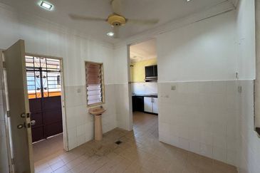 Jalan Makyong Bandar Bukit Raja Klang, Endlot 30' x 65' Fully Renovated | Single Storey Terrace ENDLOT For Sale! - RM550k Negotiable