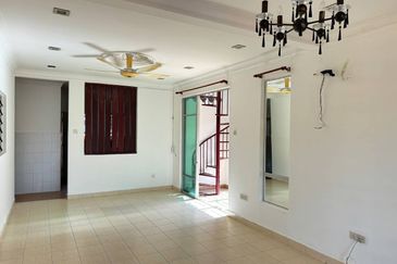 Jalan Makyong Bandar Bukit Raja Klang, Endlot 30' x 65' Fully Renovated | Single Storey Terrace ENDLOT For Sale! - RM550k Negotiable