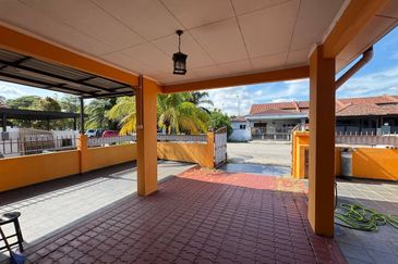 Jalan Makyong Bandar Bukit Raja Klang, Endlot 30' x 65' Fully Renovated | Single Storey Terrace ENDLOT For Sale! - RM550k Negotiable