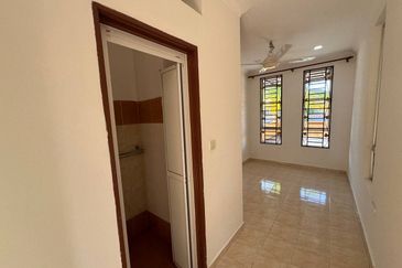 Jalan Makyong Bandar Bukit Raja Klang, Endlot 30' x 65' Fully Renovated | Single Storey Terrace ENDLOT For Sale! - RM550k Negotiable