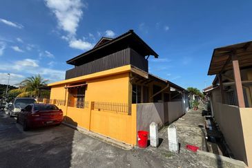 Jalan Makyong Bandar Bukit Raja Klang, Endlot 30' x 65' Fully Renovated | Single Storey Terrace ENDLOT For Sale! - RM550k Negotiable