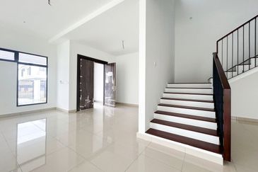 The Eight 2, Elmina Green (Phase A)