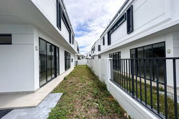 The Eight 2, Elmina Green (Phase A)