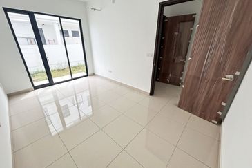 The Eight 2, Elmina Green (Phase A)