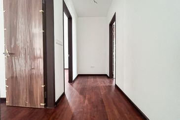 The Eight 2, Elmina Green (Phase A)