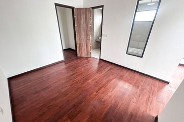 The Eight 2, Elmina Green (Phase A)