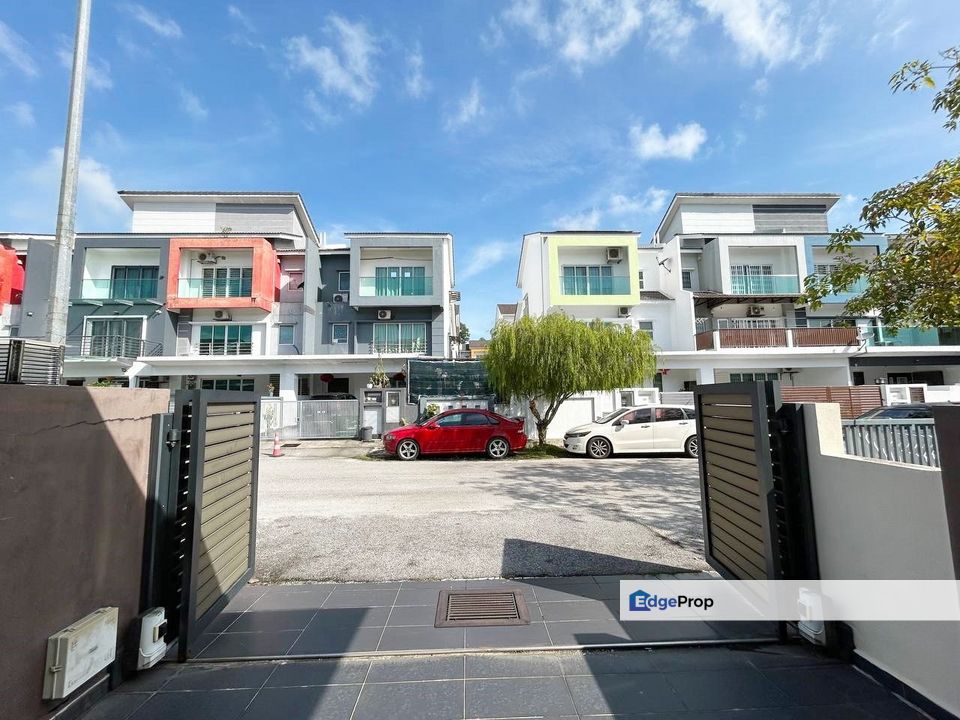Taman Suria Tropika Serdang Seri Kembangan Selangor, 22 x 75 Near IOI City Mall | Double Storey Terrace FOR SALE! - RM630k Nego, Selangor, Serdang