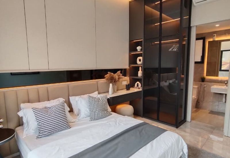 Parkland By The River **