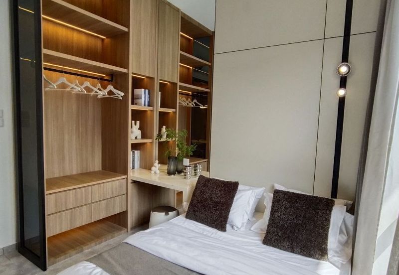 Parkland By The River **