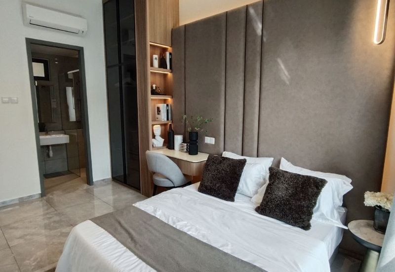 Parkland By The River **