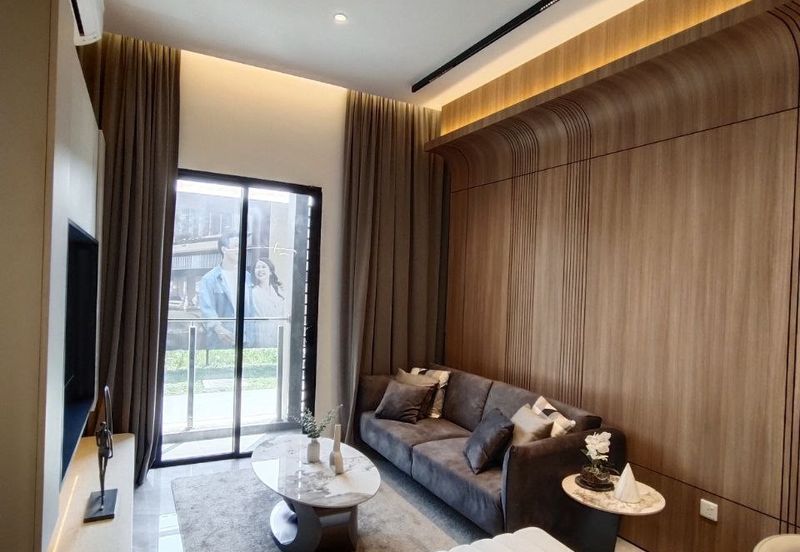 Parkland By The River **