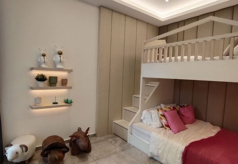 Parkland By The River **