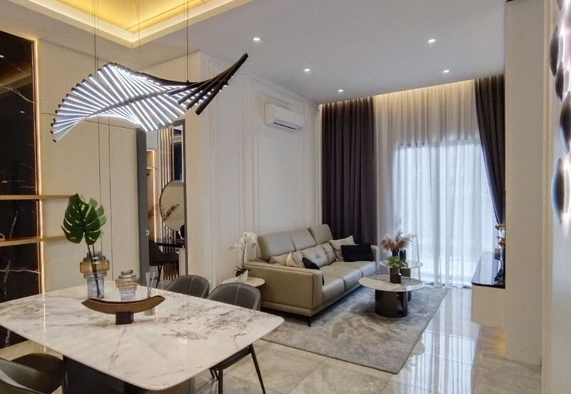 Parkland By The River **