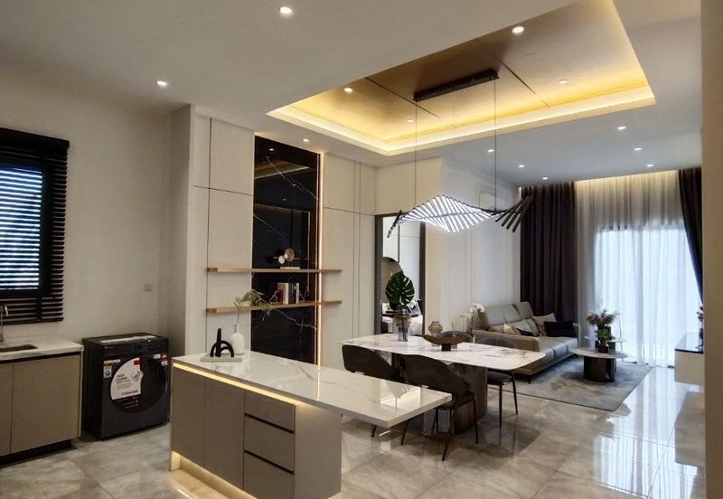 Parkland By The River **