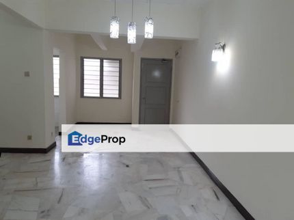 Corner Pelangi Court Apartment near LRT Eng Ann Berkeley Klang, Selangor, Klang