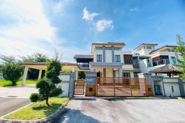 DOUBLE STOREY SEMI D CORNER IVORY PERDANA COLLEGE HEIGHTS NILAI