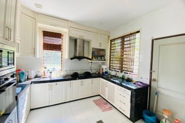 DOUBLE STOREY SEMI D CORNER IVORY PERDANA COLLEGE HEIGHTS NILAI