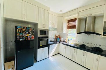 DOUBLE STOREY SEMI D CORNER IVORY PERDANA COLLEGE HEIGHTS NILAI