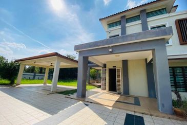 DOUBLE STOREY SEMI D CORNER IVORY PERDANA COLLEGE HEIGHTS NILAI