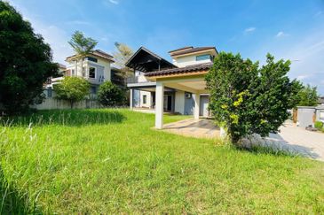 DOUBLE STOREY SEMI D CORNER IVORY PERDANA COLLEGE HEIGHTS NILAI