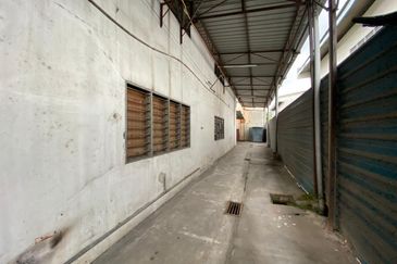 Factory @ Batu Berendam For Sale