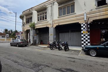 2 Adjoining Shoplots @ Kampung Hulu For Rent