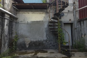 2 Adjoining Shoplots @ Kampung Hulu For Rent