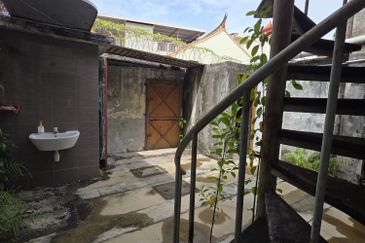 2 Adjoining Shoplots @ Kampung Hulu For Rent