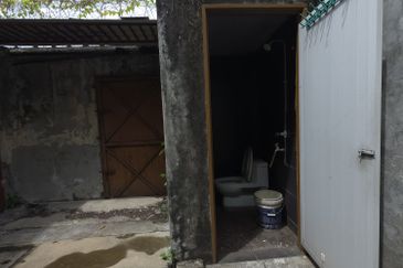 2 Adjoining Shoplots @ Kampung Hulu For Rent