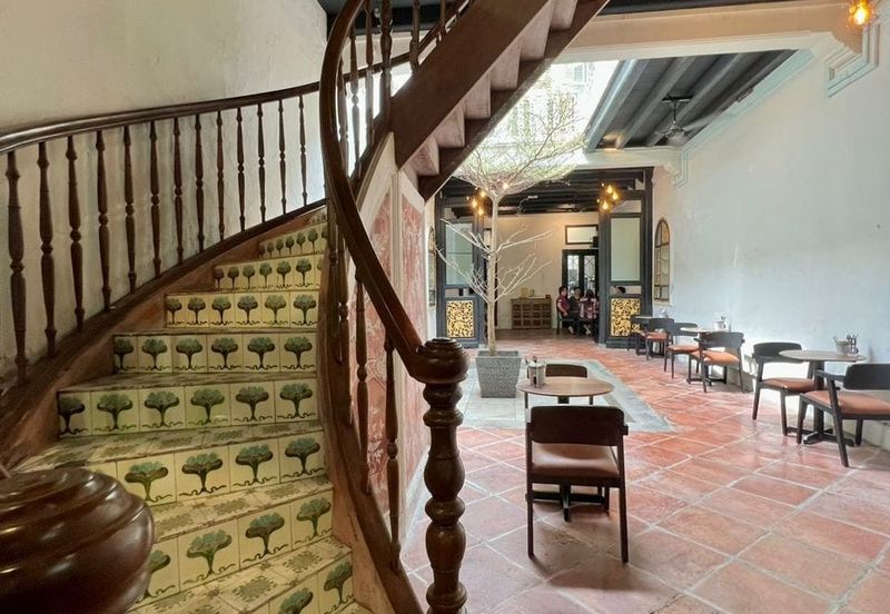 Heeran Street Shophouse For Rent