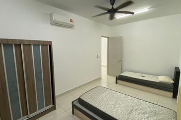 2-storey link house at the valley west horizon hills for rent