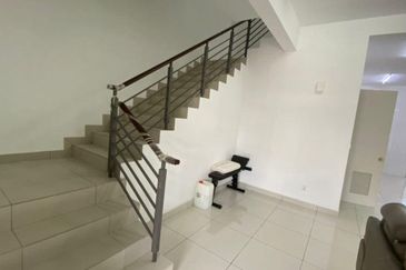 2-storey link house at the valley west horizon hills for rent