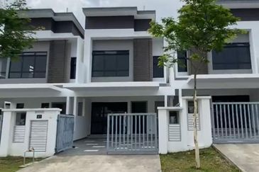 2-storey link house at the valley west horizon hills for rent