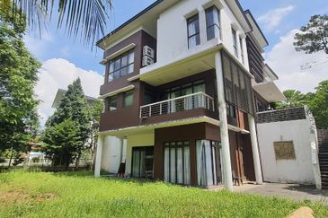 3-Storey Bungalow at The Hills, Horizon Hills for sale