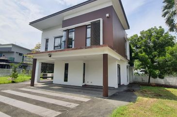 3-Storey Bungalow at The Hills, Horizon Hills for sale