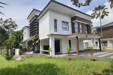3-Storey Bungalow at The Hills, Horizon Hills for sale