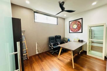 3 Storey SemiD good feng shui unit 