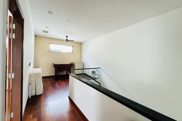 3 Storey SemiD good feng shui unit 