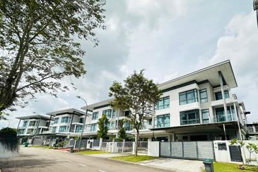 3 Storey SemiD good feng shui unit 