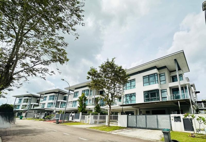 3 Storey SemiD good feng shui unit 